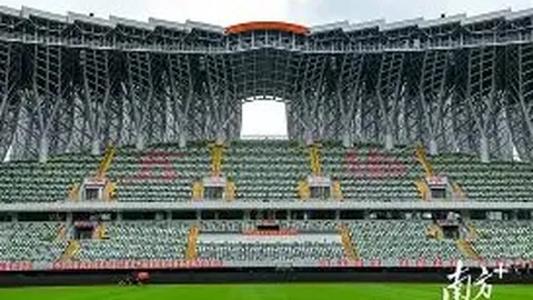 《阿森纳荣耀之战：现役与传奇携手打造震撼TIFO，德比巅峰对决即将上演！》