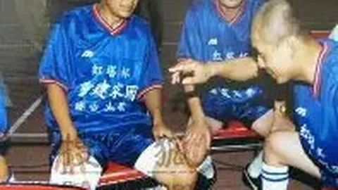 张小斐悼念李焕英意外曝光，贾玲缺席扫墓活动